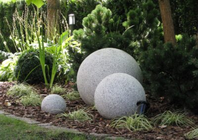 aranżacja z kamiennych kul w ogrodzie