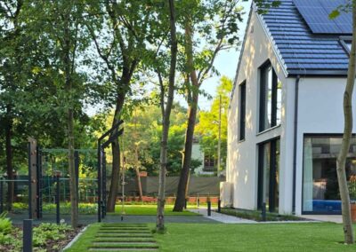 Ogród wśród sosen